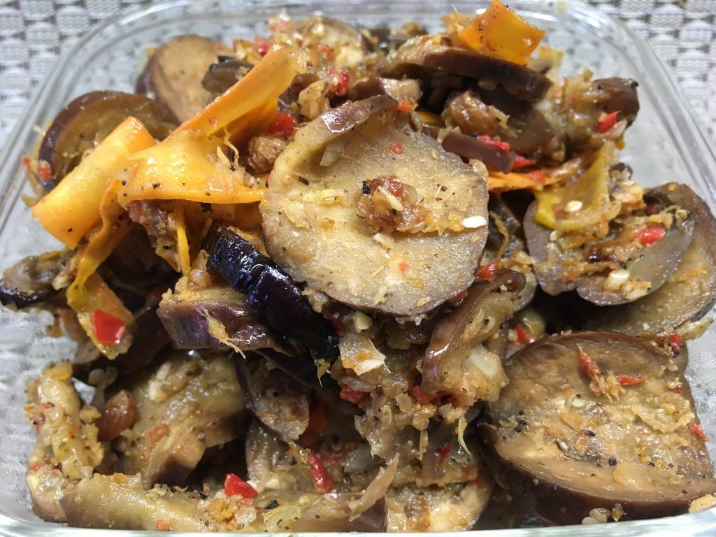Blattsalat mit gerösteten Auberginen und Karotten, Rosinen und Haselnüssen
