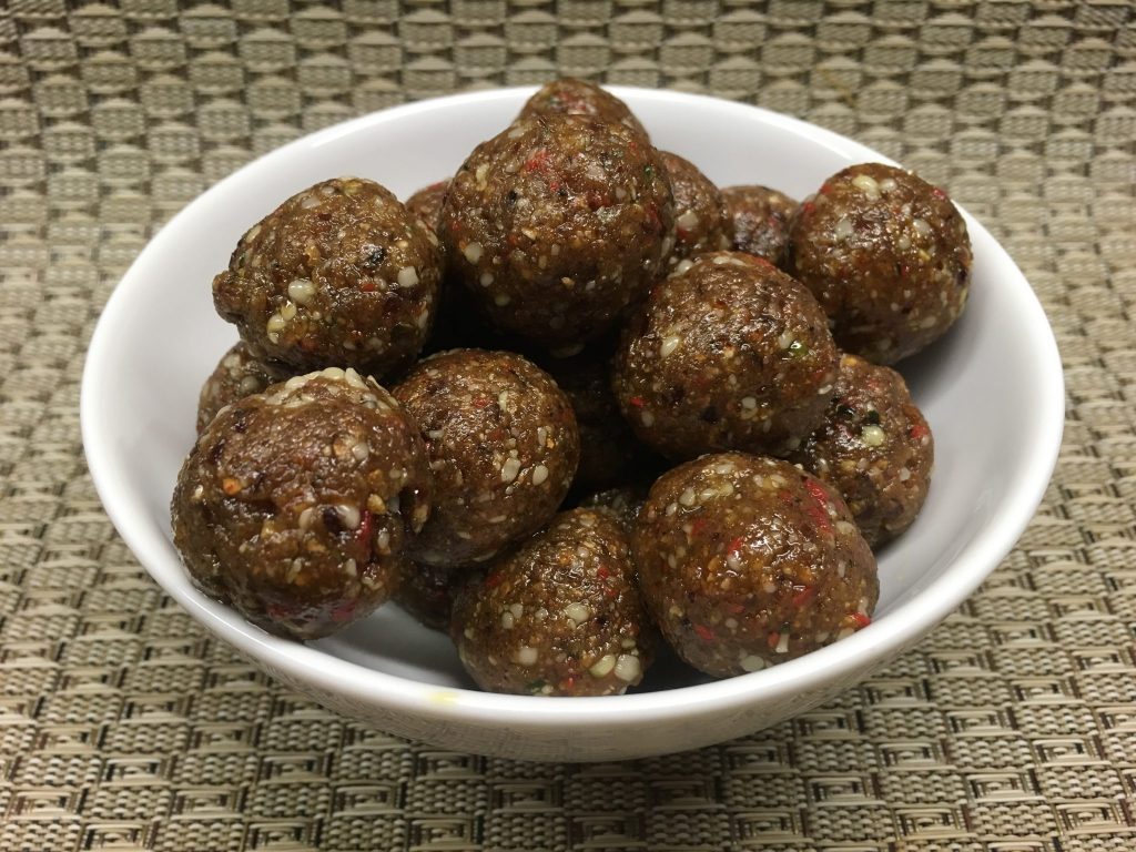 Superfood Energiebällchen mit Datteln, Goji Beeren, Chia und Hanf