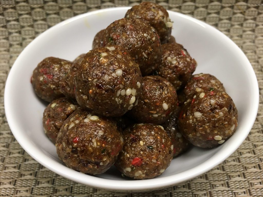Superfood Energiebällchen mit Datteln, Goji Beeren, Chia und Hanf