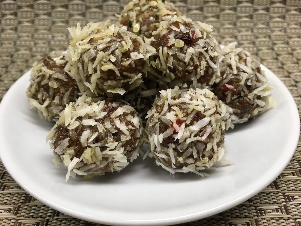 Superfood Energiebällchen mit Datteln, Goji Beeren, Chia und Hanf