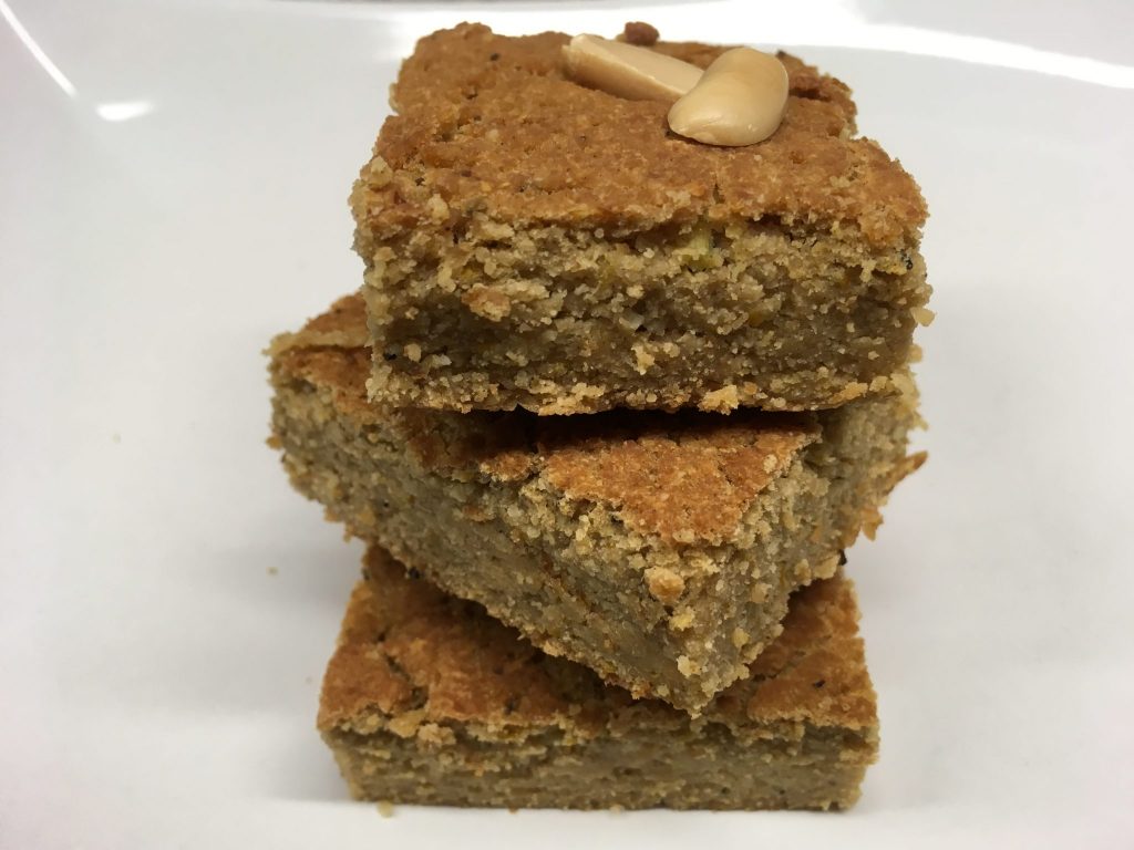 Erdnussbutter Zucchini Blondies