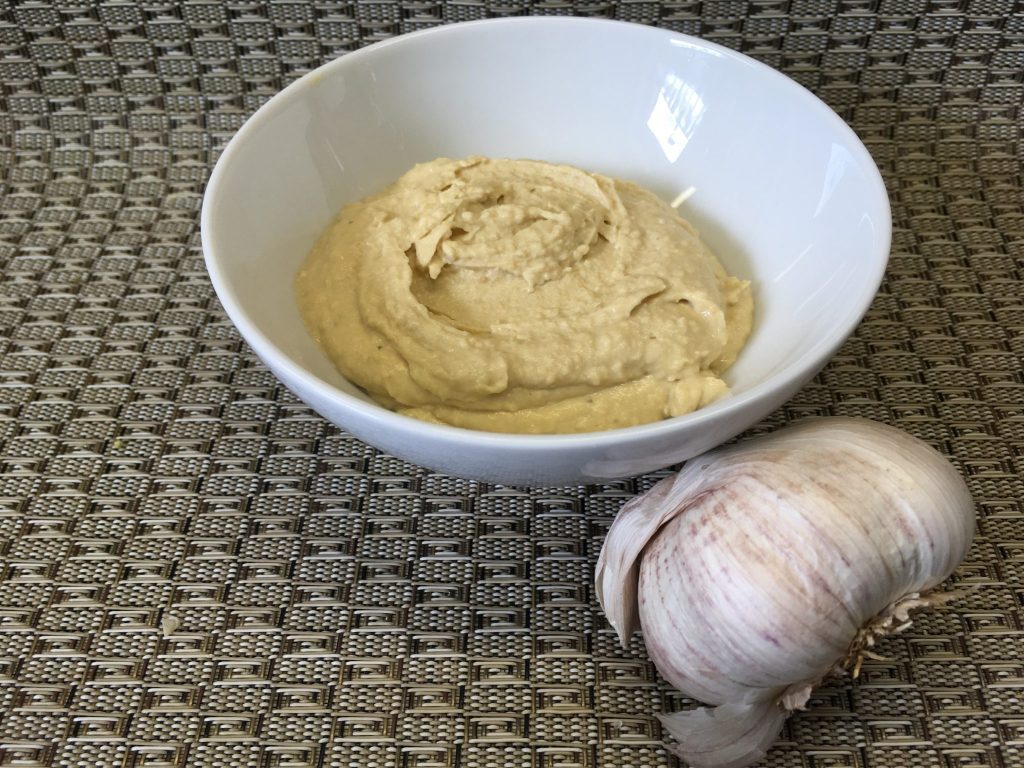 Hummus aus Kichererbsen und geröstetem Knoblauch