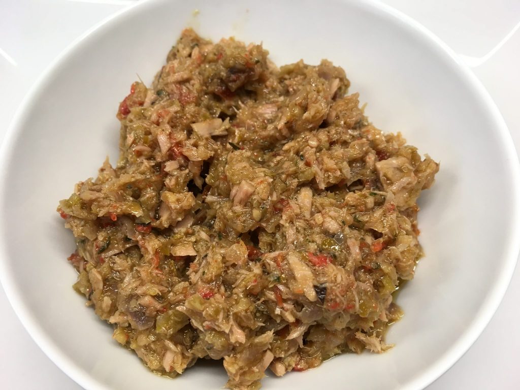 Sizilianisches Thunfisch Pesto mit Kapern, Oliven und Peperocino