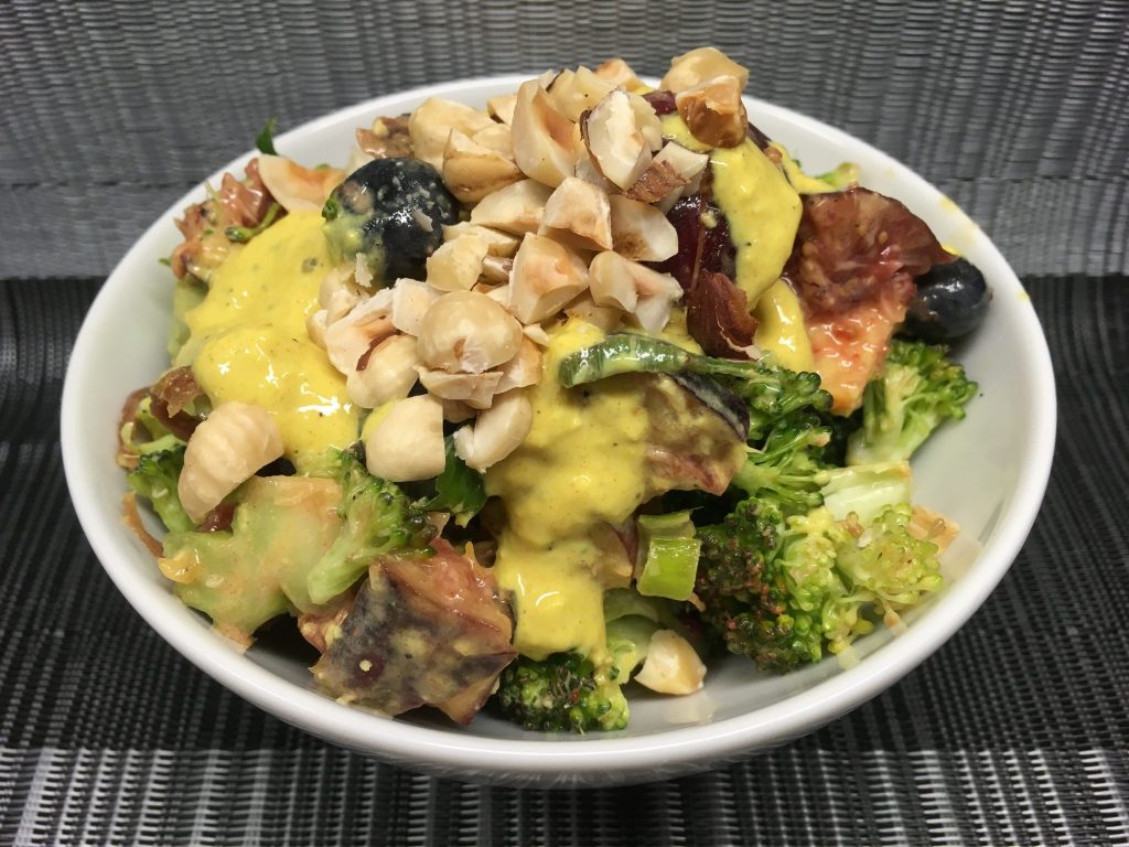 Brokkoli Salat mit Aprikosen, Heidelbeeren, Feigen, Nektarine und Haselnüssen