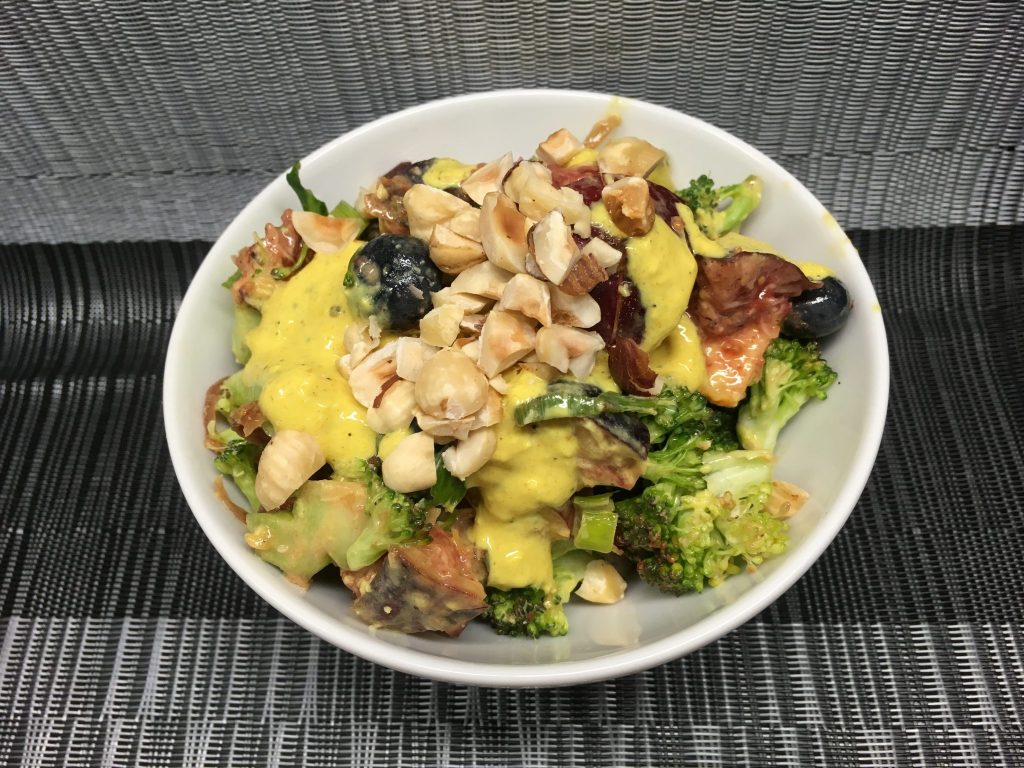 Brokkoli Salat mit Aprikosen, Heidelbeeren, Feigen, Nektarine und Haselnüssen