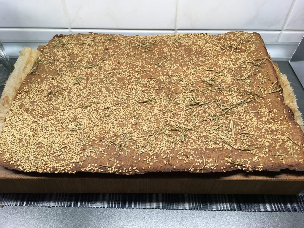 Rohkost Brot mit Leinsamen, Mandeln, Kokos, Rosmarin und Sesam