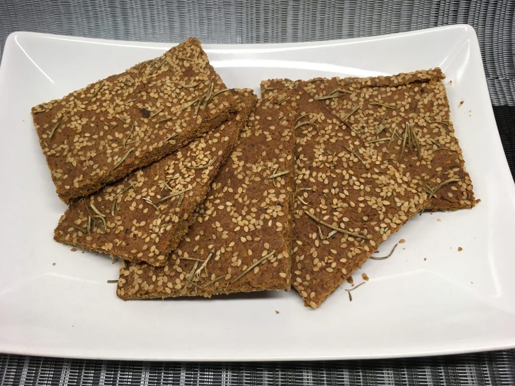 Rohkost Brot mit Leinsamen, Mandeln, Kokos, Rosmarin und Sesam