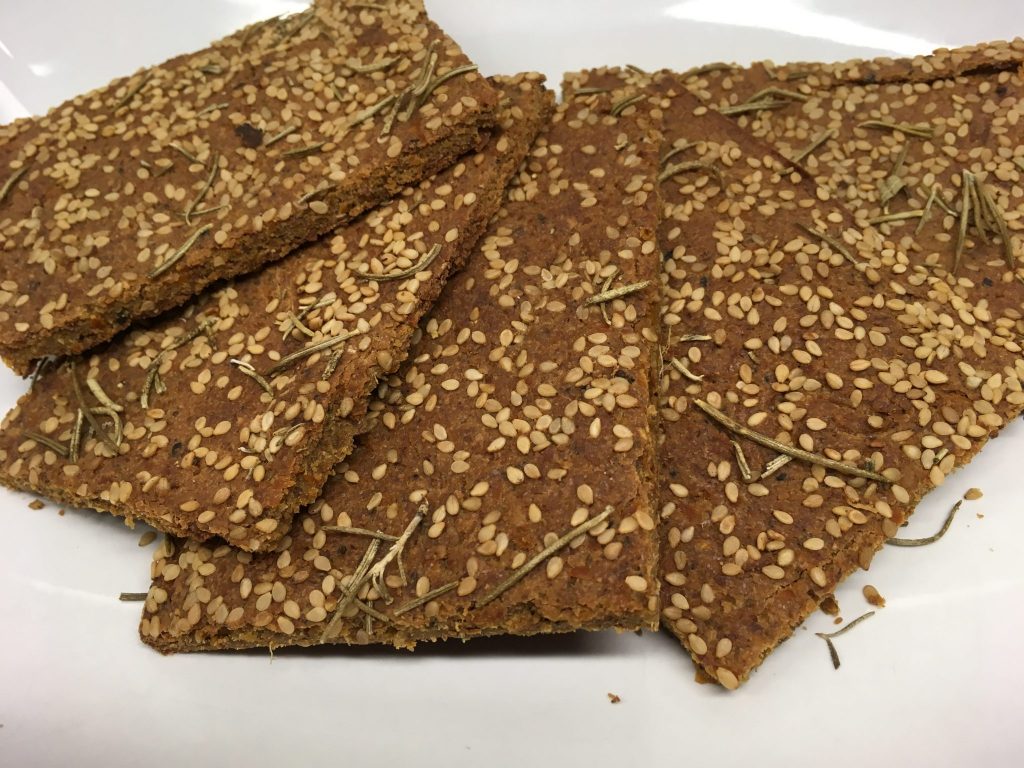 Rohkost Brot mit Leinsamen, Mandeln, Kokos, Rosmarin und Sesam