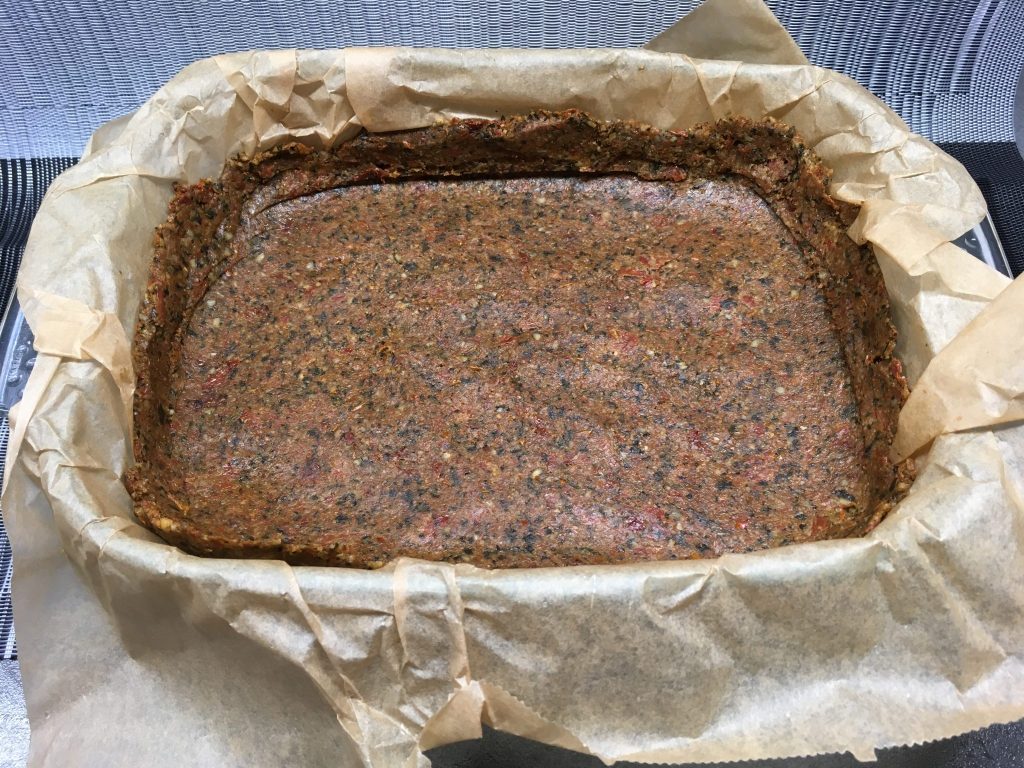 Walnuss Tarte Boden mit Kürbiskernen in getrockneten Tomaten