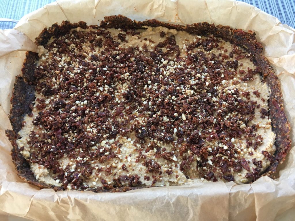 Walnuss Tarte mit Zucchini Hummus und Cashew Chili Tomaten Pesto