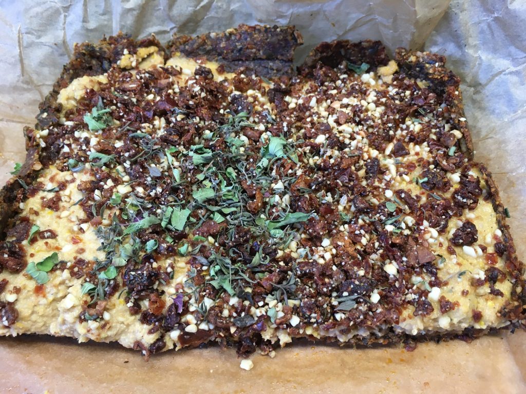 Walnuss Tarte mit Zucchini Hummus und Cashew Chili Tomaten Pesto