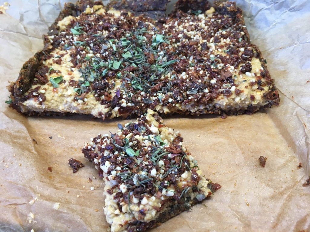 Walnuss Tarte mit Zucchini Hummus und Cashew Chili Tomaten Pesto [glutenfrei, vegan, no-carb]