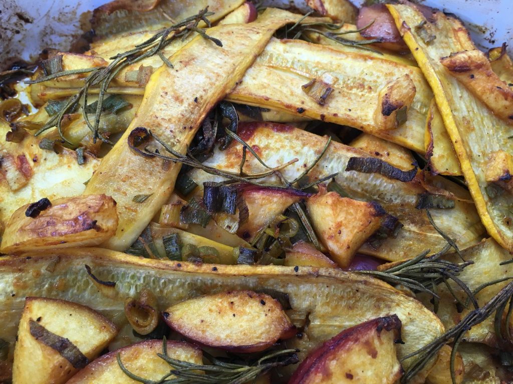 Salat mit gerösteten Nektarinen und Zucchini, Rucola und Pistazien