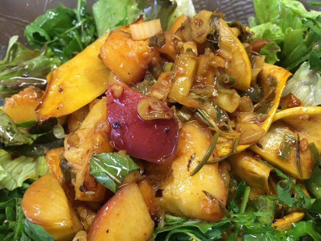 Salat mit gerösteten Nektarinen und Zucchini, Rucola und Pistazien