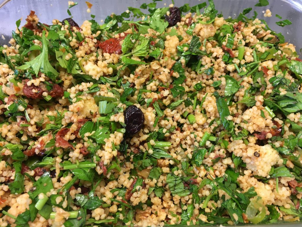 Walnuss Petersilien Taboulé Salat mit getrockneten Tomaten und Cranberries