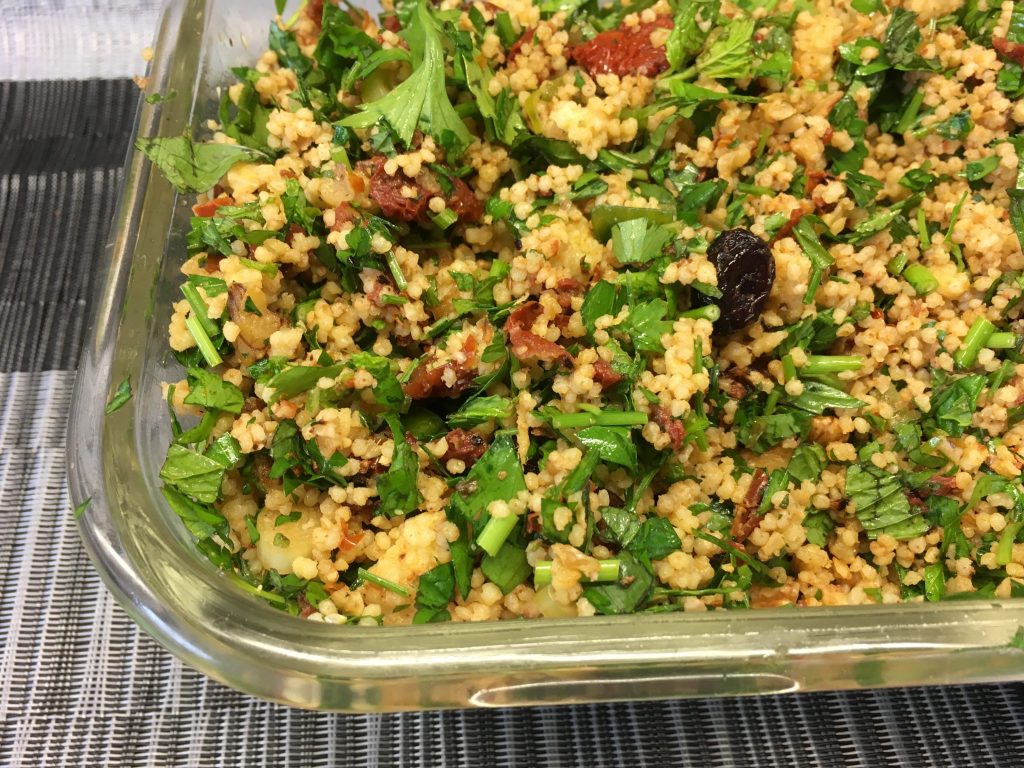 Walnuss Petersilien Taboulé Salat mit getrockneten Tomaten und Cranberries