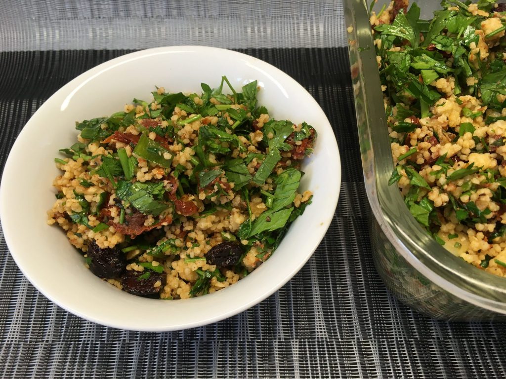 Walnuss Petersilien Taboulé Salat mit getrockneten Tomaten und Cranberries