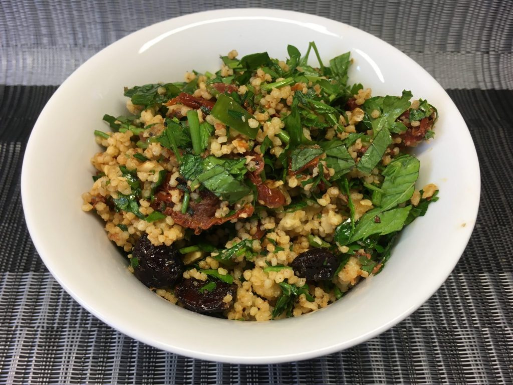Walnuss Petersilien Taboulé Salat mit getrockneten Tomaten und Cranberries