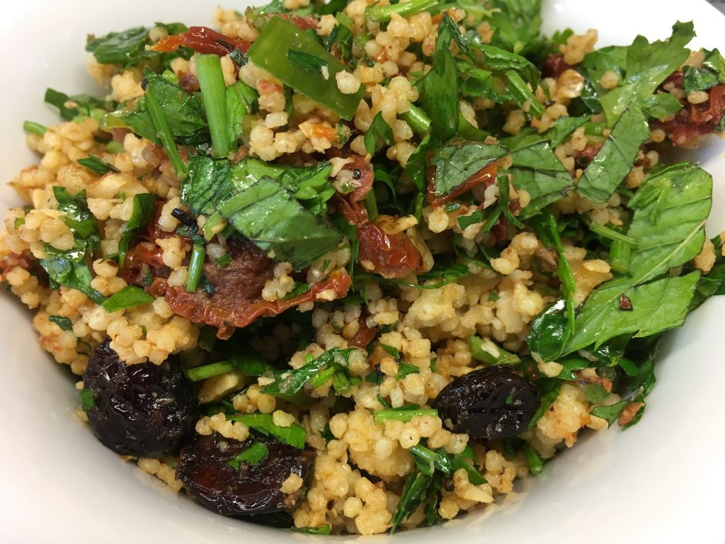 Walnuss Petersilien Taboulé Salat mit getrockneten Tomaten und Cranberries