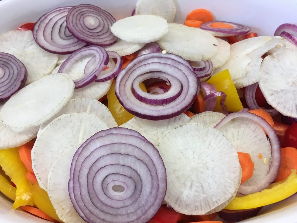 Gerösteter Rettich mit Paprika und Miso Tahini Dressing
