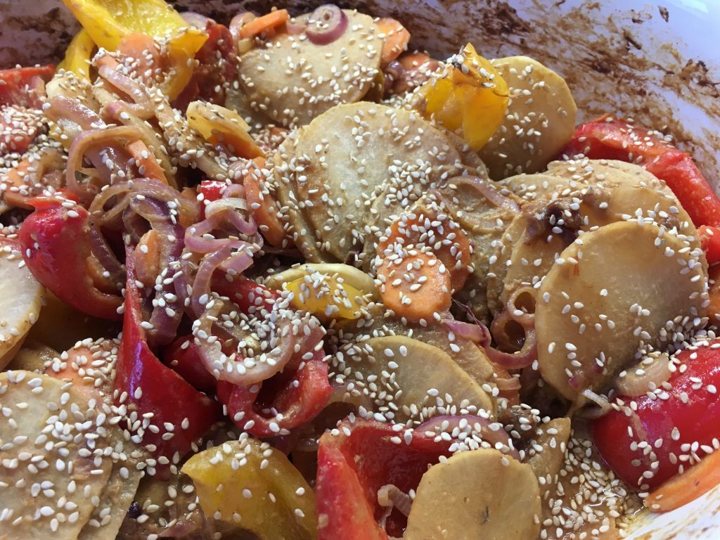 Gerösteter Rettich mit Paprika und Miso Tahini Dressing