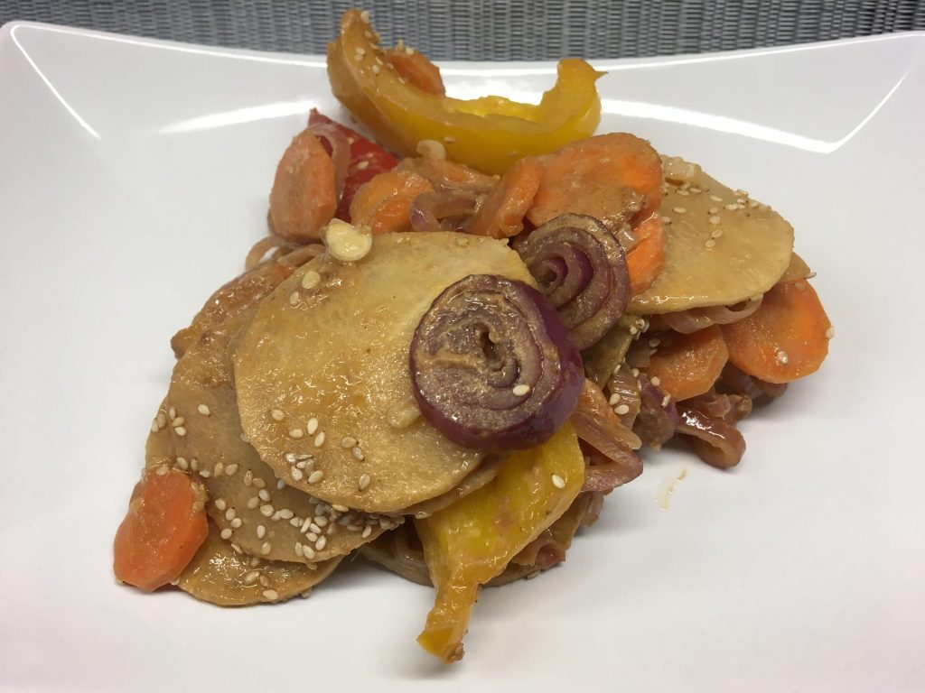 Gerösteter Rettich mit Paprika und Miso Tahini Dressing