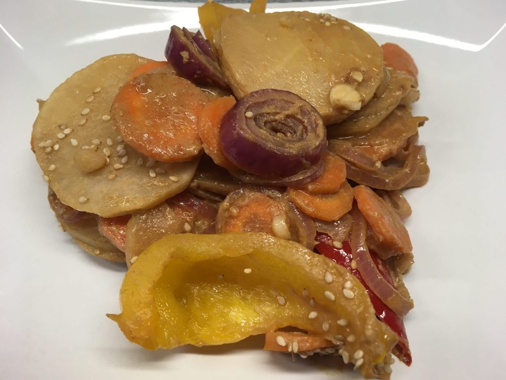 Gerösteter Rettich mit Paprika und Miso Tahini Dressing