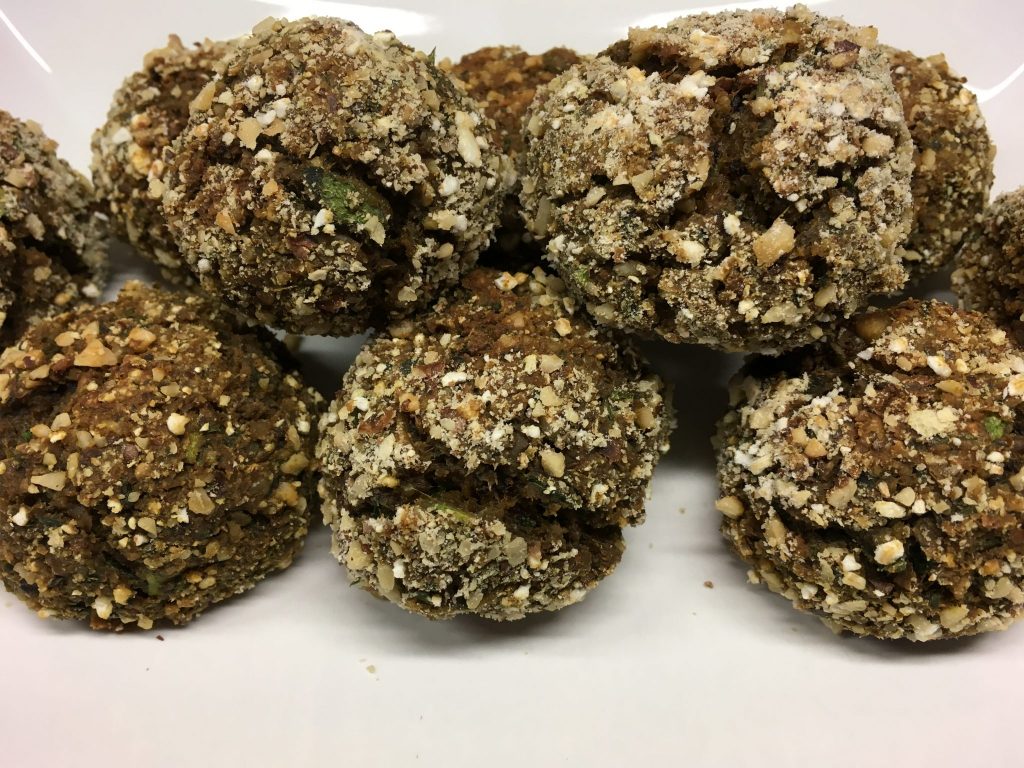 Walnuss Petersilien Falafel aus gekeimten Kichererbsensprossen