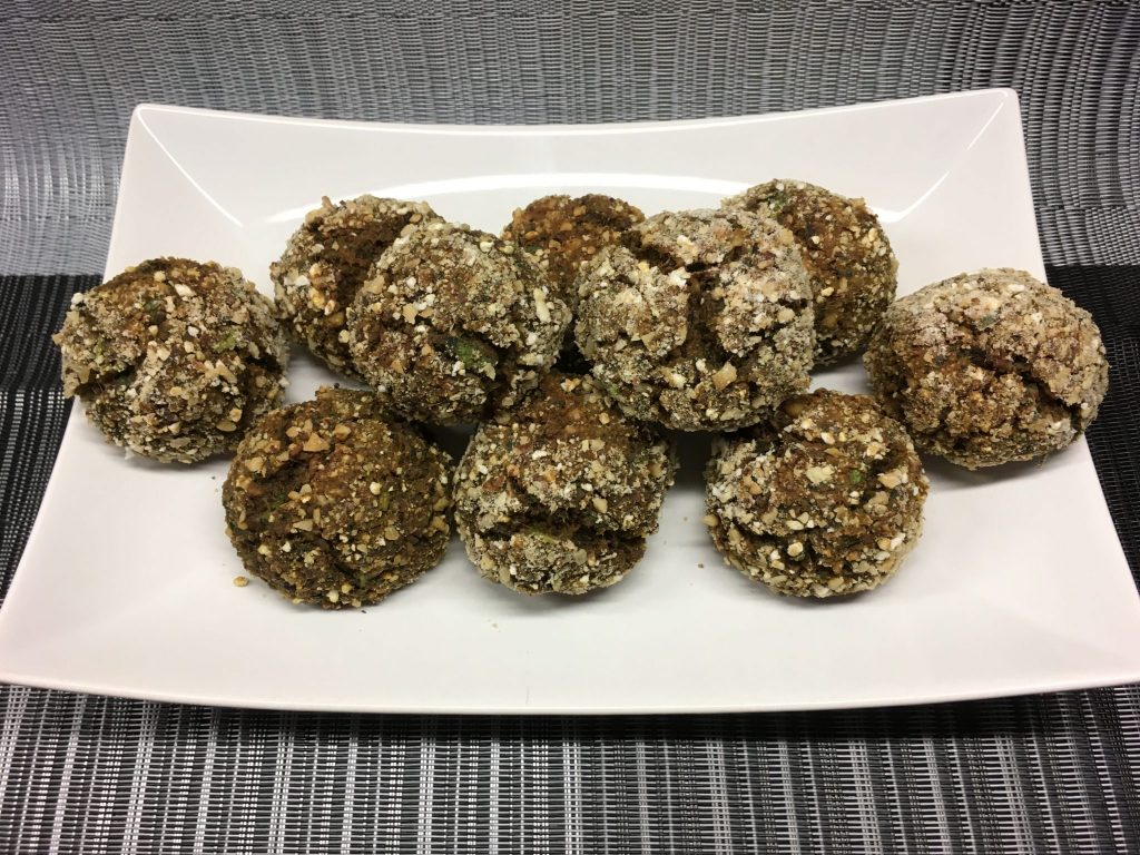 Walnuss Petersilien Falafel aus gekeimten Kichererbsensprossen