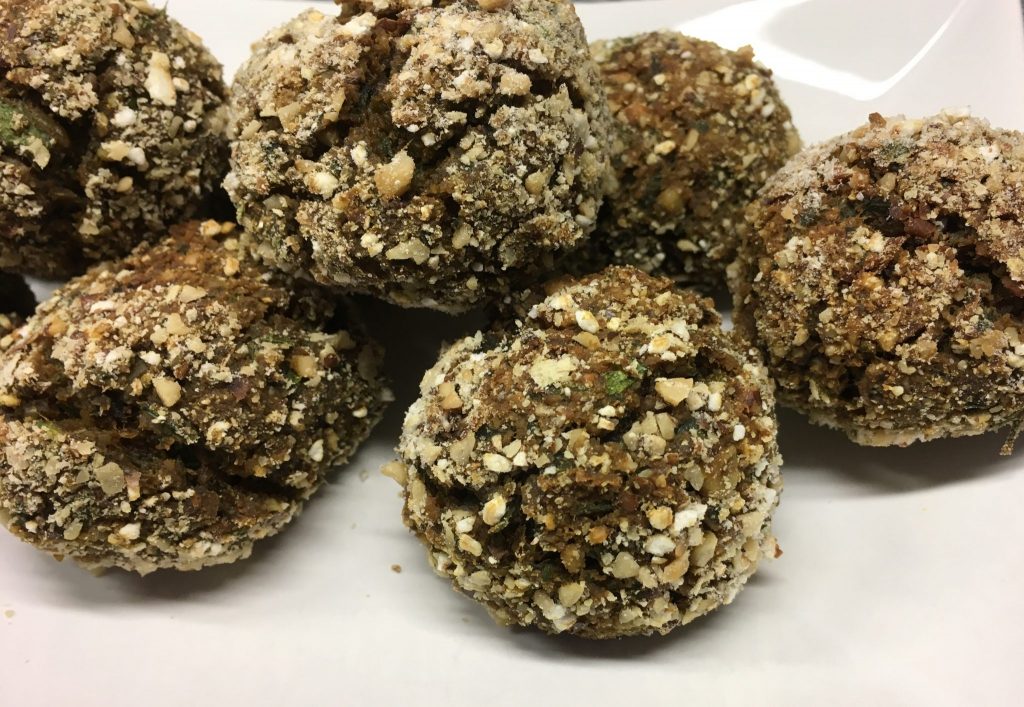 Walnuss Petersilien Falafel aus gekeimten Kichererbsensprossen