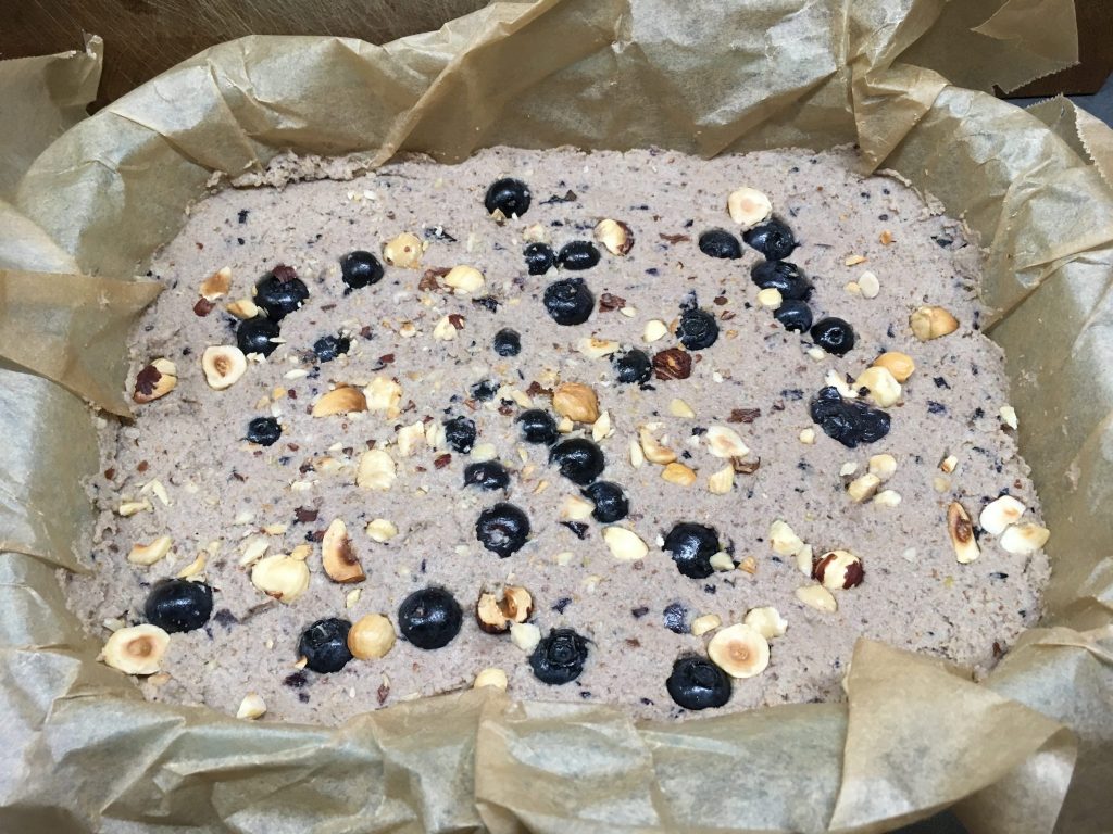 Hirse Kuchen mit Heidelbeeren und Banane