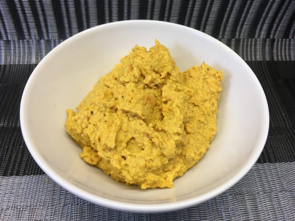 Marokkanischer Kichererbsen Hummus mit gerösteten Karotten