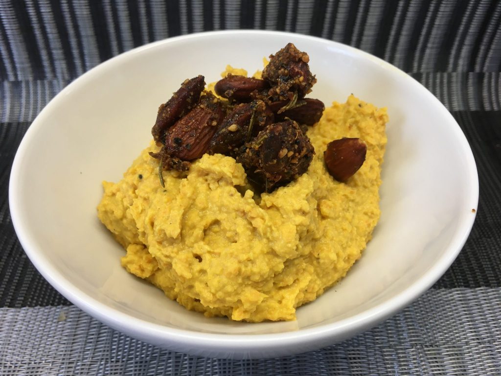 Marokkanischer Kichererbsen Hummus mit gerösteten Karotten