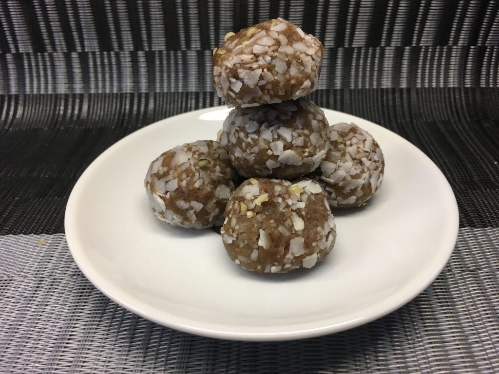 Dattel Mohn Energiebällchen mit Cashews, Hanf und Tonkabohne