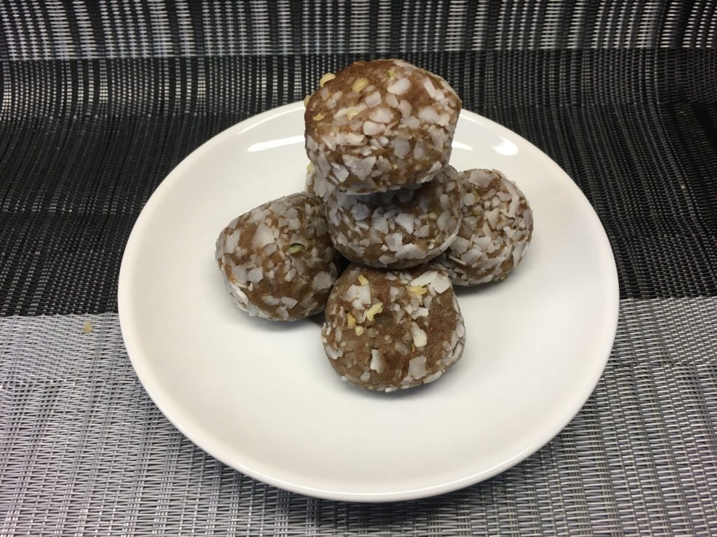Dattel Mohn Energiebällchen mit Cashews, Hanf und Tonkabohne