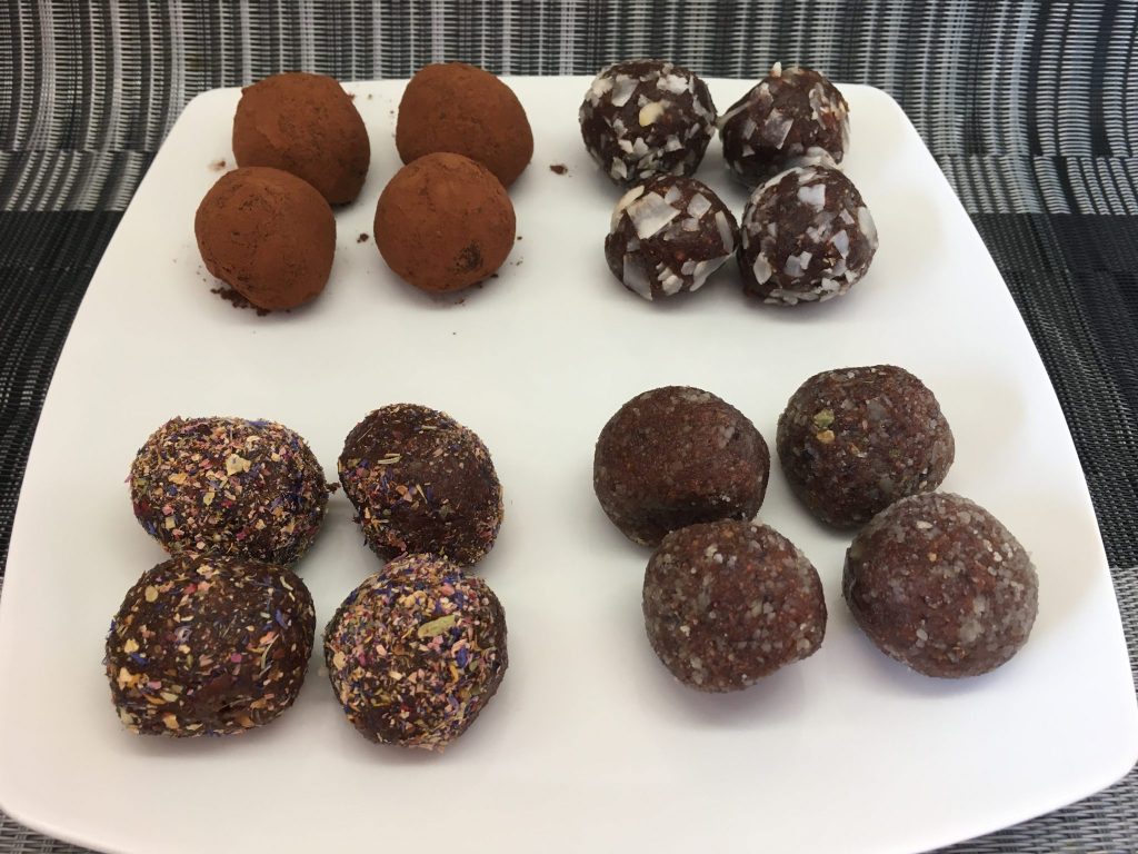 Schoko Energiebällchen mit Mandeln, Haselnüssen, Orange und Chili