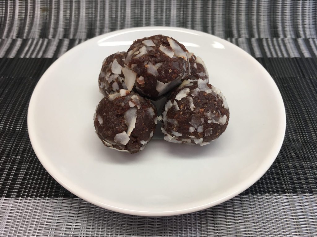 Schoko Energiebällchen mit Mandeln, Haselnüssen, Orange und Chili