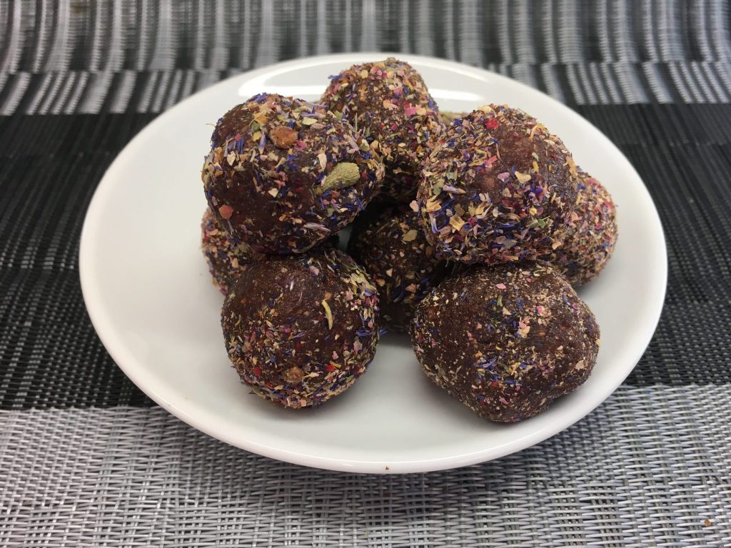 Schoko Energiebällchen mit Mandeln, Haselnüssen, Orange und Chili