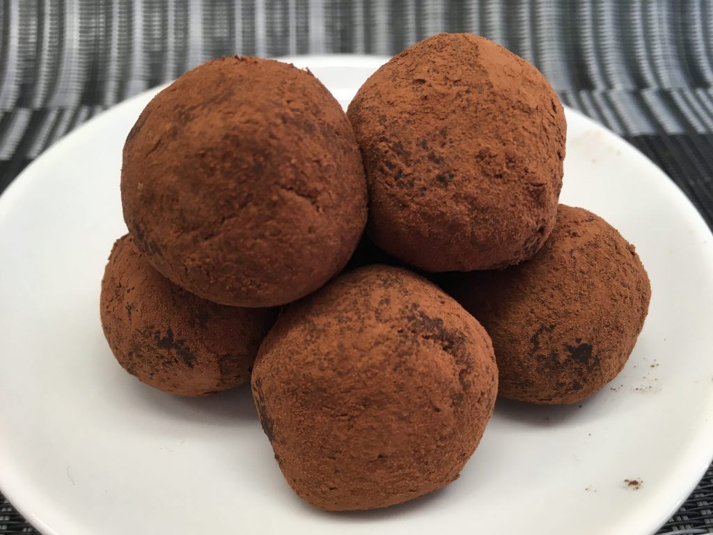 Schoko Energiebällchen mit Mandeln, Haselnüssen, Orange und Chili