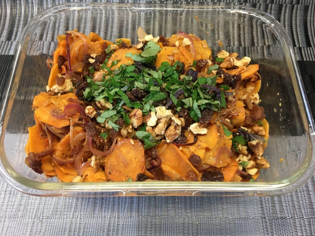 Süßkartoffel Salat mit Walnüssen, Feigen und Rosinen
