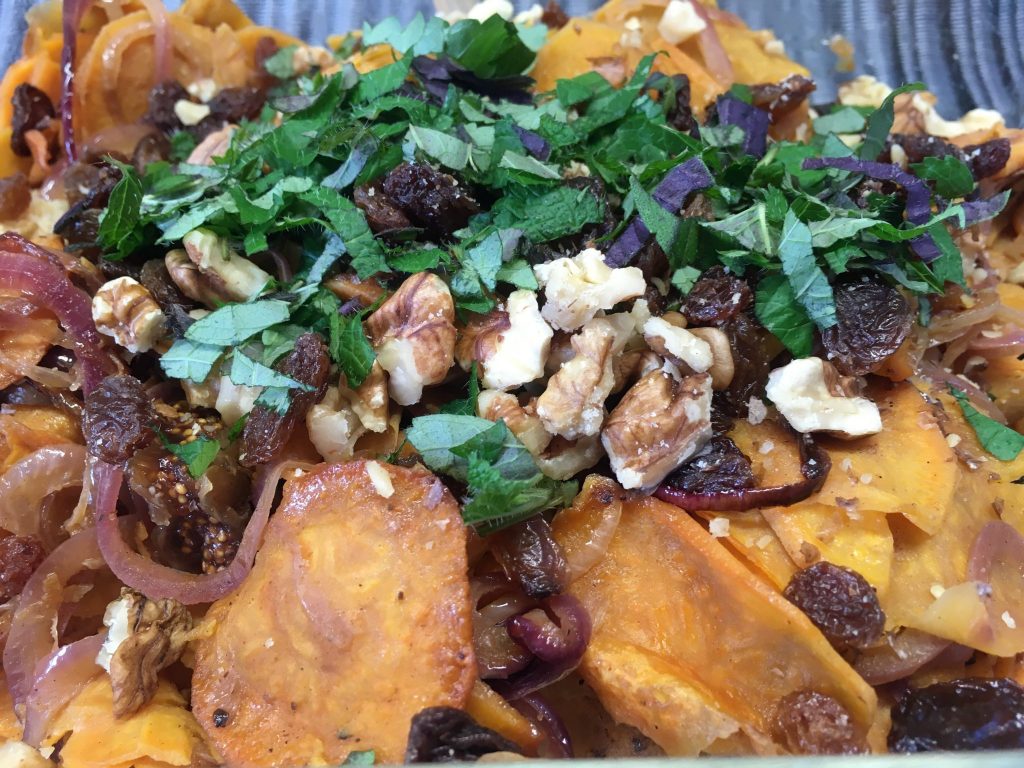 Süßkartoffel Salat mit Walnüssen, Feigen und Rosinen