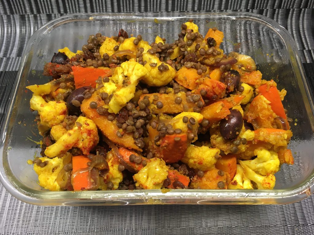 Linsen Salat mit Rosinen und karmelisiertem Kürbis und Blumenkohl
