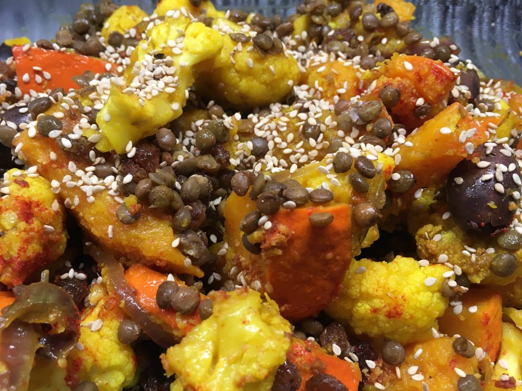 Linsen Salat mit Rosinen und karmelisiertem Kürbis und Blumenkohl