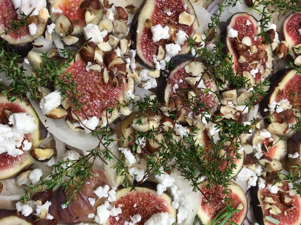 Zutaten für den Zwiebelkuchen mit Feigen, Ziegenkäse und Balsamico