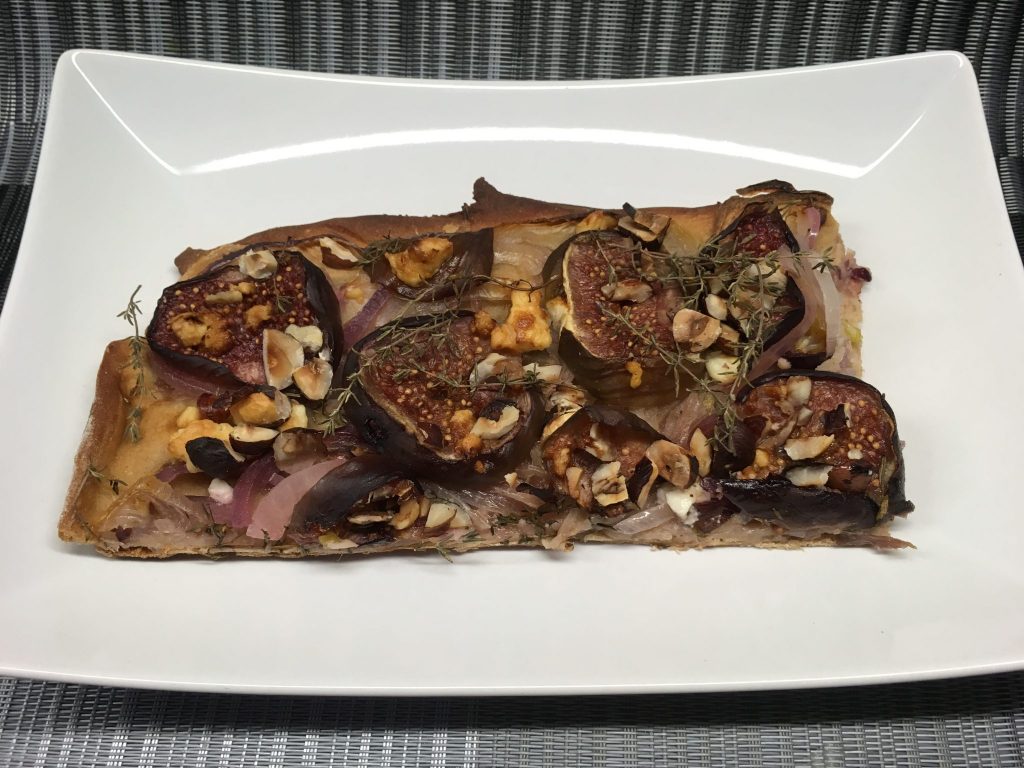 Zutaten für den Zwiebelkuchen mit Feigen, Ziegenkäse und Balsamico
