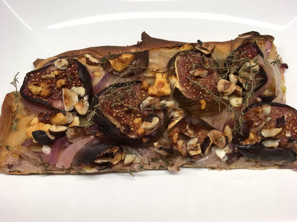 Zutaten für den Zwiebelkuchen mit Feigen, Ziegenkäse und Balsamico