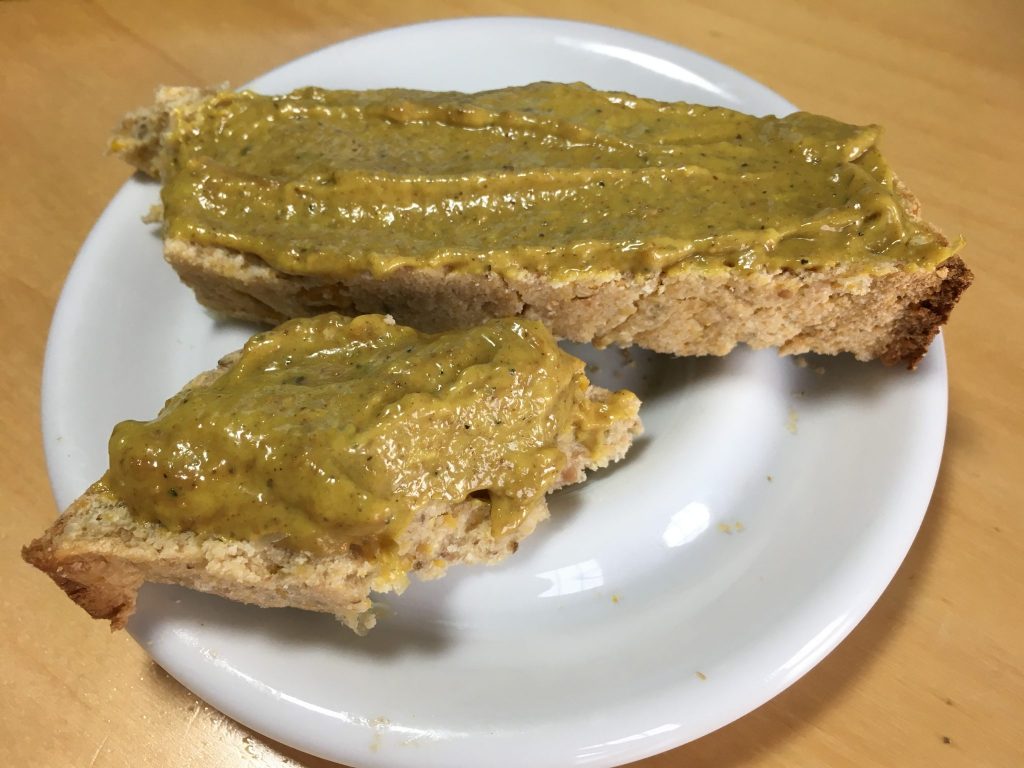 Kokosnuss Maisbrot mit Bananen Erdnuss Masala Creme