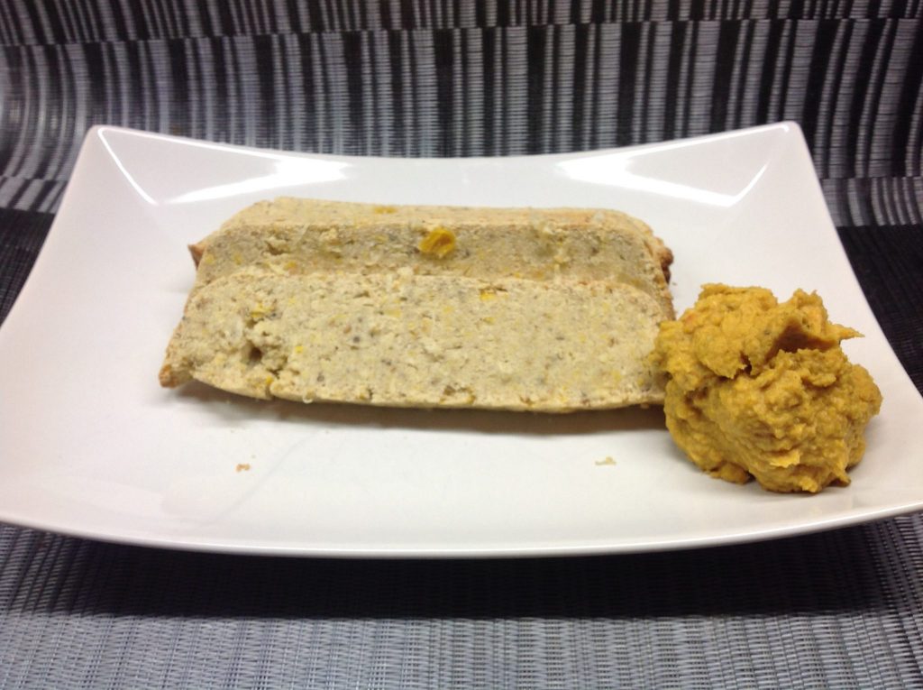 Kokosnuss Maisbrot mit Hummus aus schwarzen Bohnen