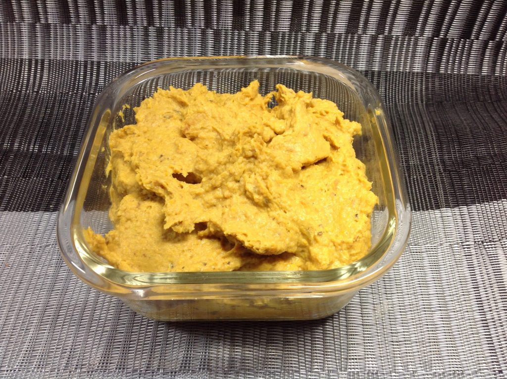 Hummus aus schwarzen Bohnen mit gerösteten Karotten und Süßkartoffeln