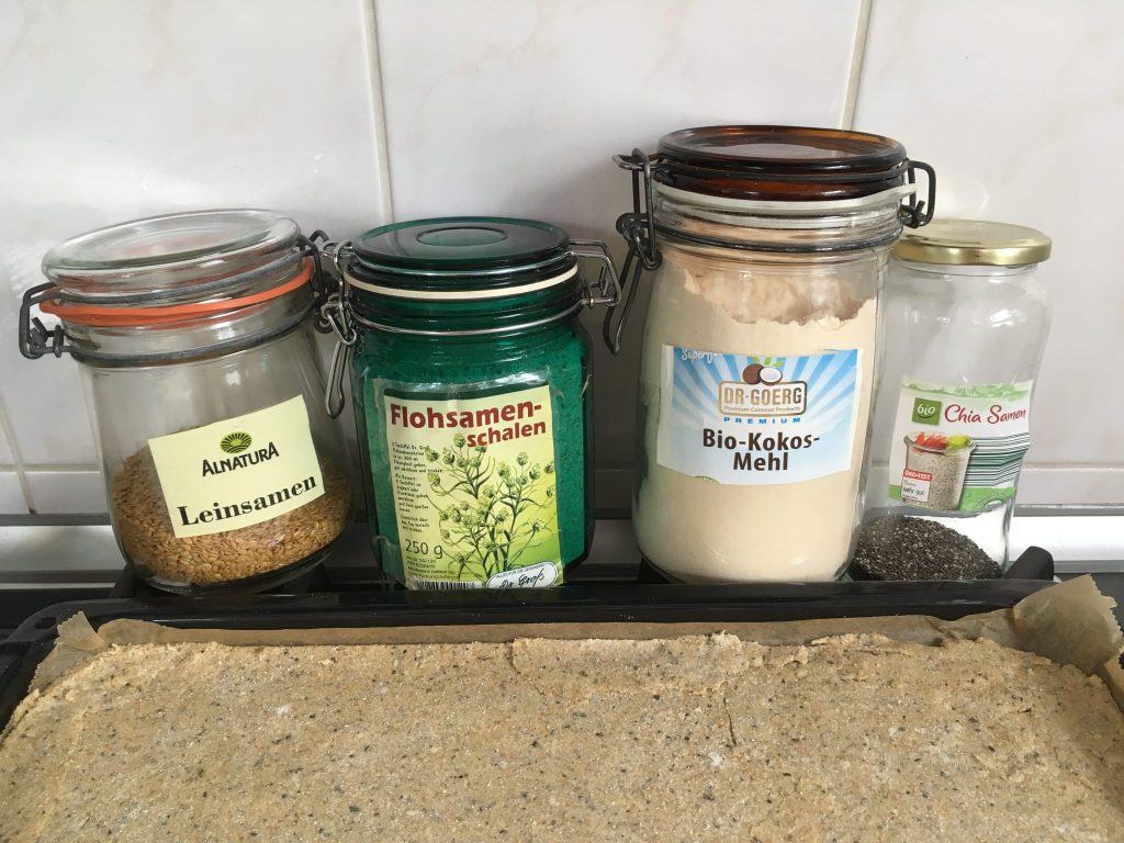 Low Carb Pizza Teig aus Leinsamen, Chia, Kokos und Flohsamenschalenmehl